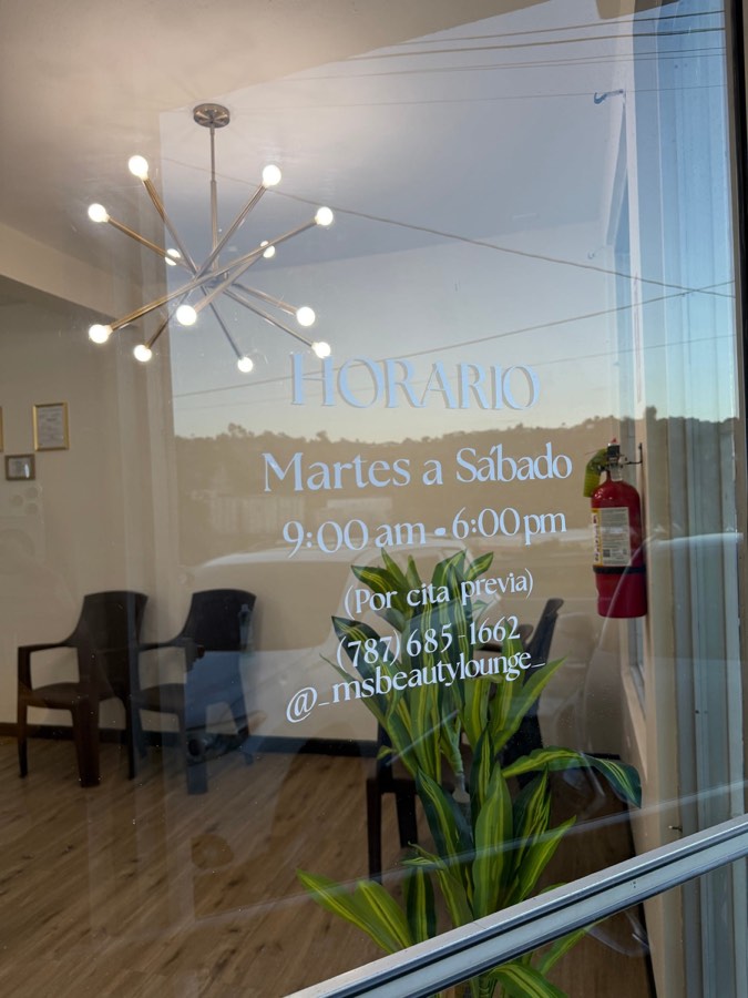 MS Beauty Lounge — rotulación de vitrina